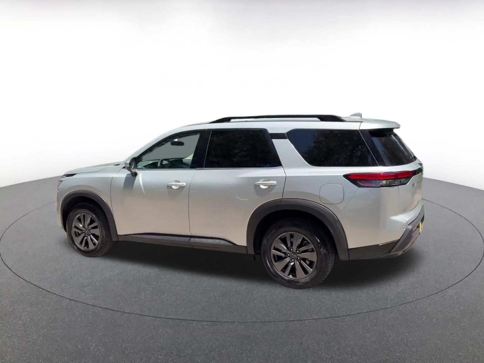 Used 2025 Nissan Pathfinder SV FWD image 9