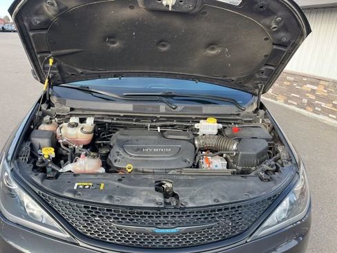 Used 2020 Chrysler Pacifica Touring-L w/ S Appearance Package image 30