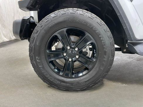 Used 2019 Jeep Wrangler Unlimited Sahara AWD/4WD image 6
