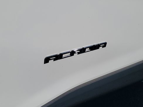 Used 2018 GMC Acadia SLT image 2