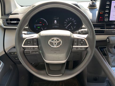 Used 2021 Toyota Sienna LE FWD image 12
