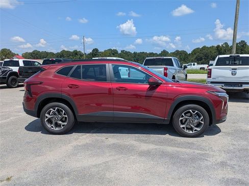 Used 2024 Chevrolet Trax LT image 2