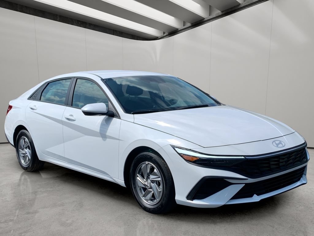 Certified 2026 Hyundai Elantra SE w/ Cargo Package FWD image 7