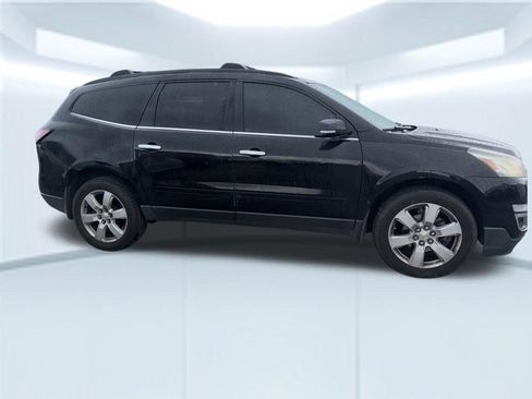 Used 2017 Chevrolet Traverse LT w/ Style and Technology Package FWD image 5