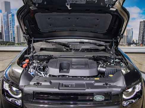 Used 2025 Land Rover Defender 130 X-Dynamic SE image 5