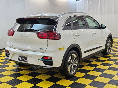 Used 2022 Kia Niro EX image 3