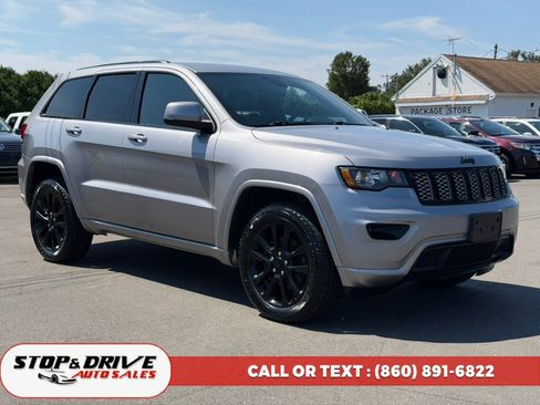 Used 2018 Jeep Grand Cherokee Altitude AWD/4WD image 3