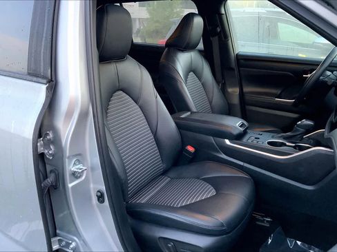 Used 2024 Toyota Highlander XSE FWD image 9