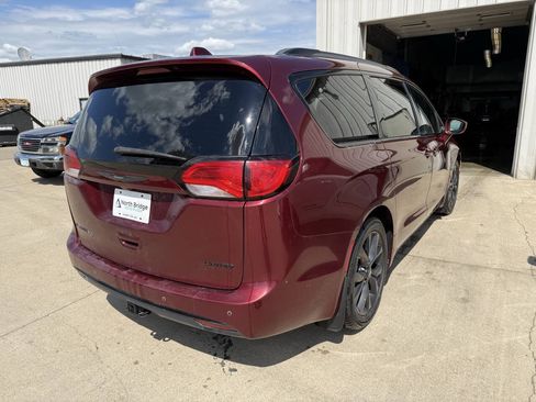 Used 2019 Chrysler Pacifica Limited FWD image 4