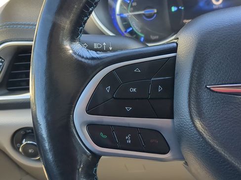 Used 2021 Chrysler Pacifica Touring-L image 17