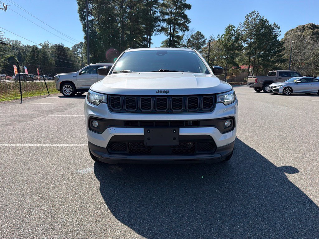 Used 2025 Jeep Compass Latitude w/ Convenience Group AWD/4WD image 3