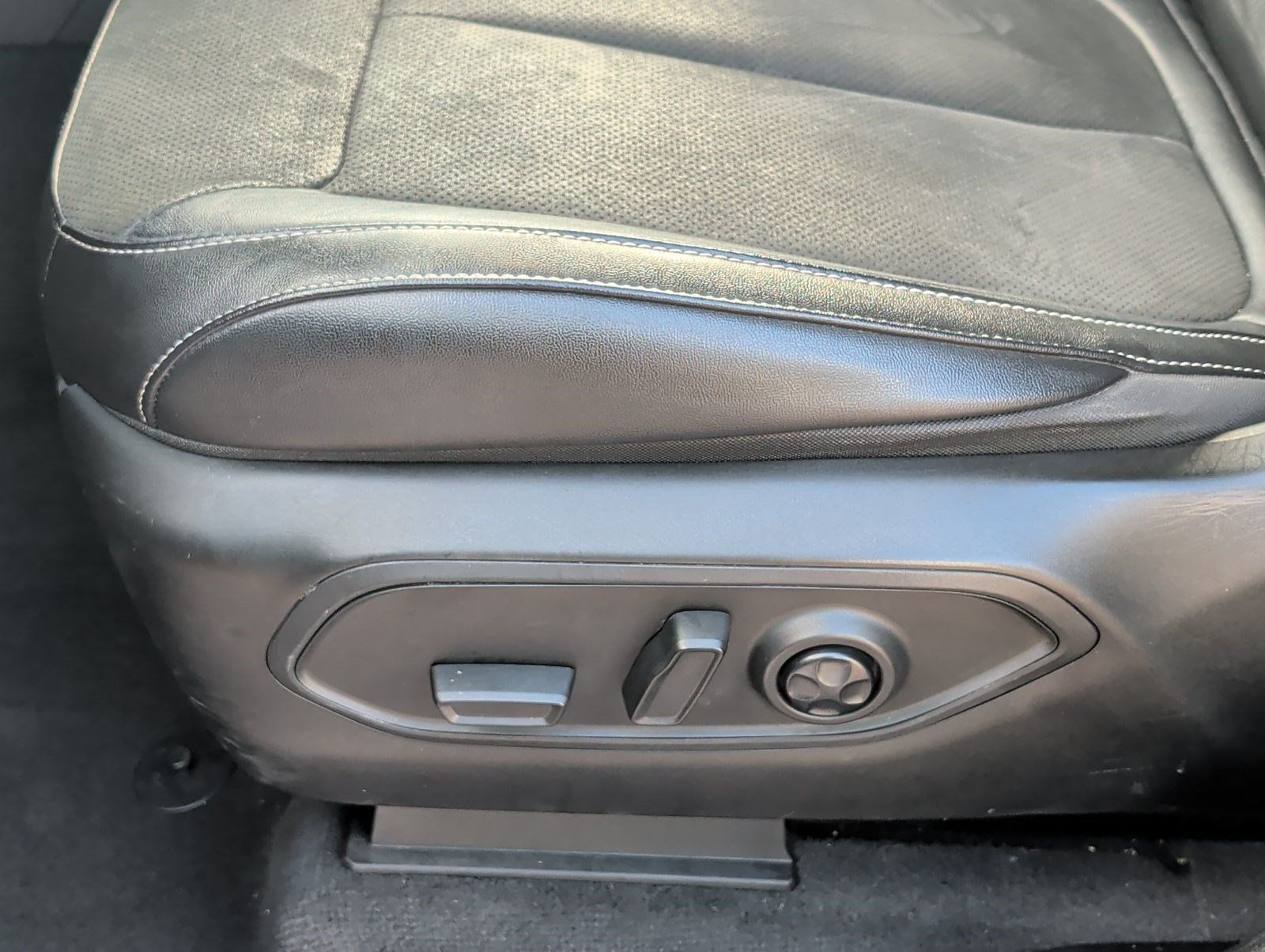 Used 2022 Jeep Grand Cherokee L Laredo RWD image 10