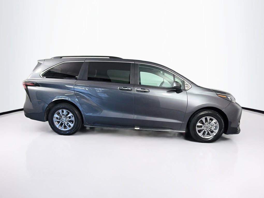 Used 2025 Toyota Sienna XLE FWD image 11