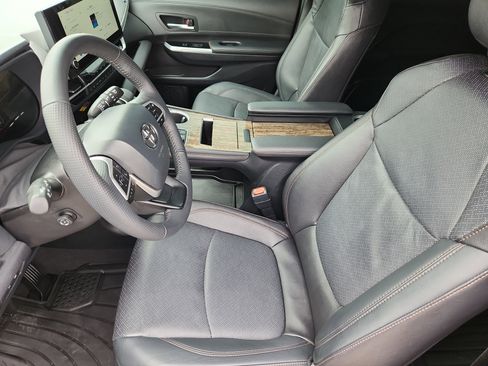 Used 2025 Toyota Sienna Platinum FWD image 9