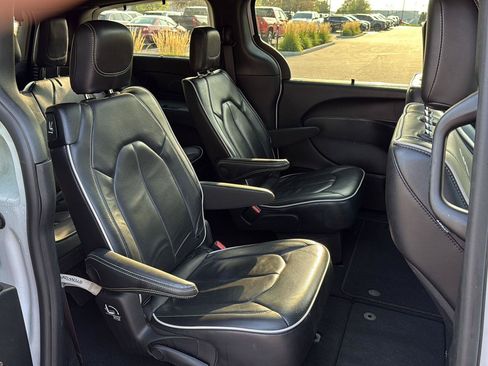 Used 2025 Chrysler Pacifica Limited FWD image 12