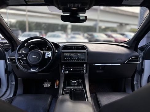 Used 2019 Jaguar F-PACE Prestige image 18