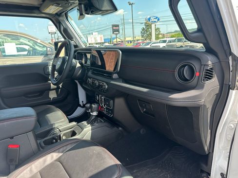 Used 2024 Jeep Wrangler Unlimited Rubicon AWD/4WD image 13