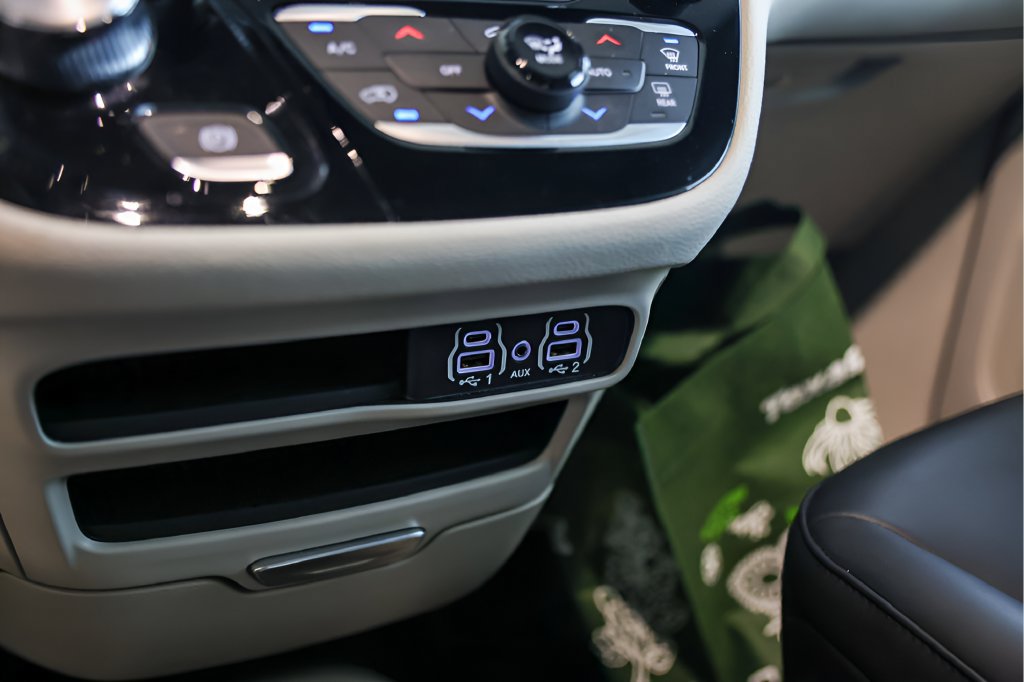 Used 2024 Chrysler Pacifica Limited FWD image 21