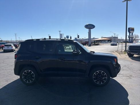 Used 2023 Jeep Renegade Latitude image 4
