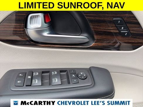 Used 2023 Chrysler Pacifica Limited FWD image 45