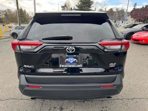 Used 2020 Toyota RAV4 XLE Premium image 4