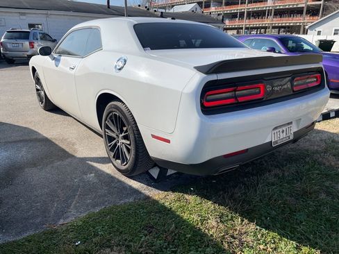 Used 2023 Dodge Challenger SXT image 4