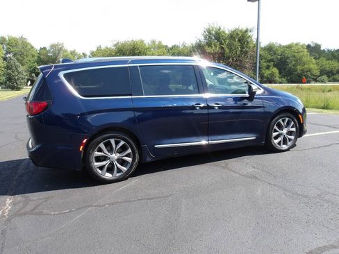 Used 2018 Chrysler Pacifica Limited FWD image 12