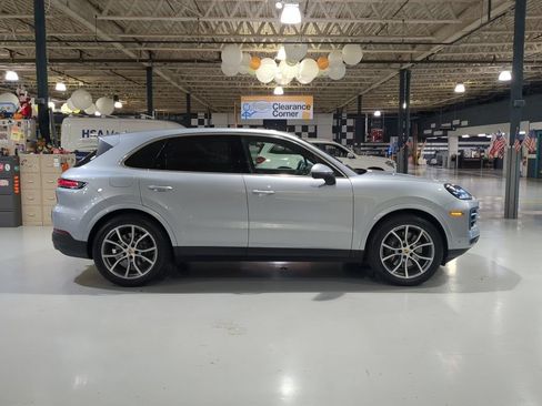 Used 2025 Porsche Cayenne AWD/4WD image 7