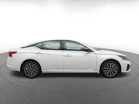 Used 2025 Nissan Altima 2.5 SV FWD image 14