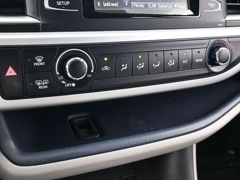 Used 2019 Toyota Highlander LE image 23