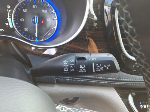 Used 2023 Chrysler Pacifica Limited image 25