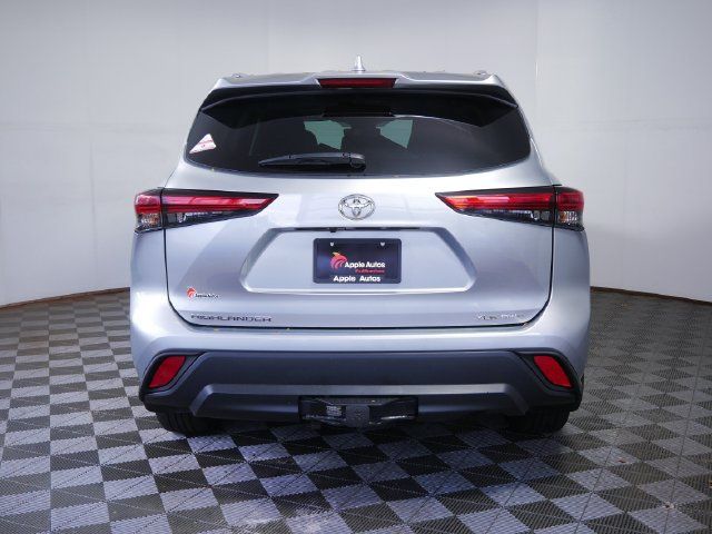 Used 2022 Toyota Highlander XLE AWD/4WD image 5
