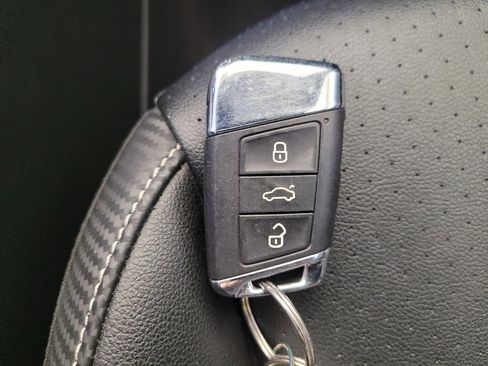 Used 2021 Volkswagen Atlas Cross Sport SE image 32