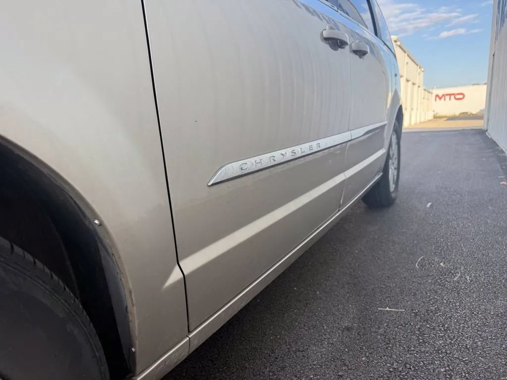 Used 2015 Chrysler Town & Country Touring FWD image 5