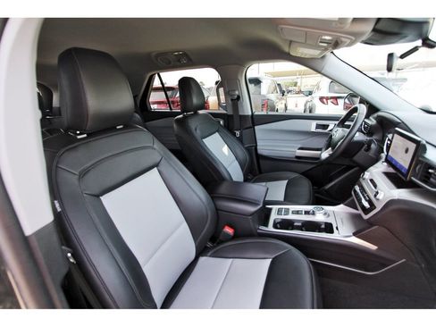 Certified 2024 Ford Explorer XLT w/ Equipment Group 202A RWD image 28
