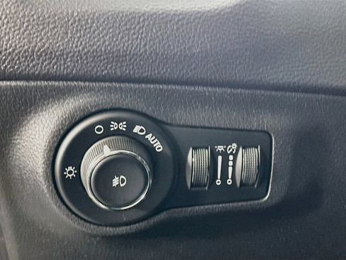 Used 2018 Jeep Compass Latitude FWD image 20