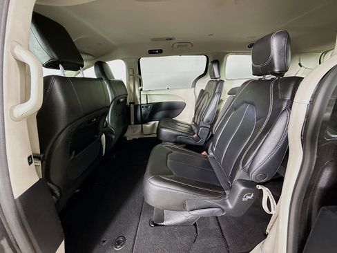 Used 2023 Chrysler Pacifica Touring-L FWD image 28