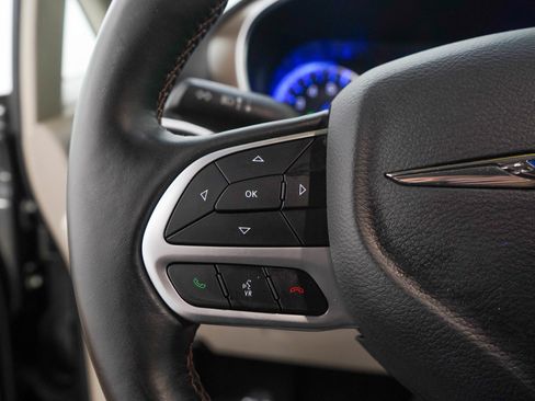 Used 2018 Chrysler Pacifica Touring-L Plus w/ Tire & Wheel Group FWD image 25