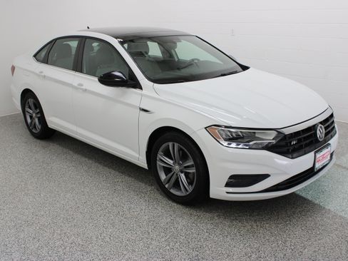Used 2020 Volkswagen Jetta R-Line w/ R-Line Cold Weather Package FWD image 4
