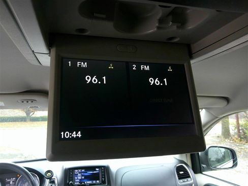 Used 2016 Chrysler Town & Country Touring image 16