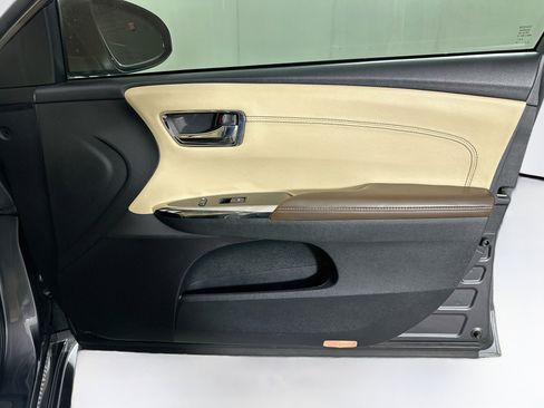 Used 2013 Toyota Avalon Limited w/ Technology Pkg FWD image 33