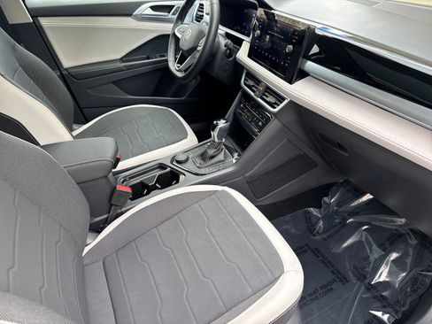 Used 2025 Volkswagen Taos SE w/ Panoramic Sunroof Package image 15