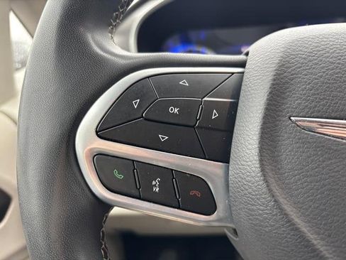 Used 2023 Chrysler Pacifica Touring-L FWD image 18