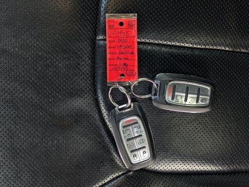 Used 2020 Chrysler Pacifica Limited image 38