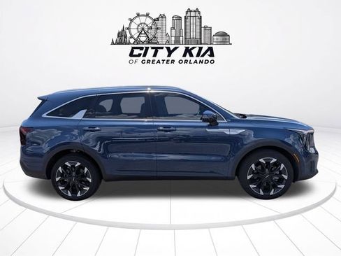 Used 2025 Kia Sorento EX w/ Panoramic Sunroof Package FWD image 6