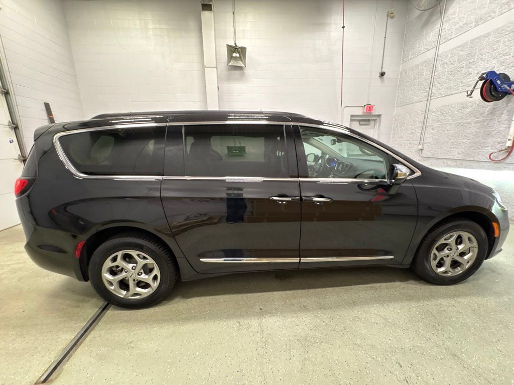 Used 2022 Chrysler Pacifica Limited AWD/4WD image 3