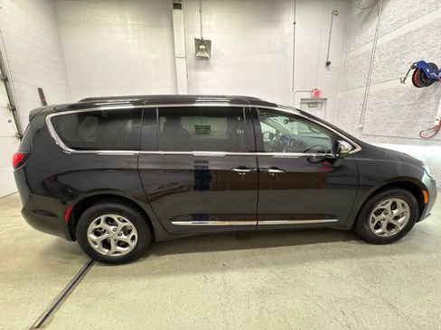 Used 2022 Chrysler Pacifica Limited AWD/4WD image 3