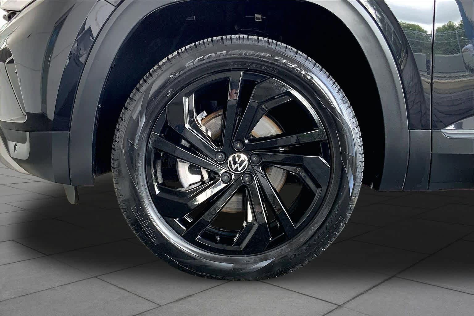 Used 2023 Volkswagen Atlas SE w/ Black Wheel Package AWD/4WD image 11