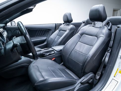 Used 2022 Ford Mustang Premium RWD image 17