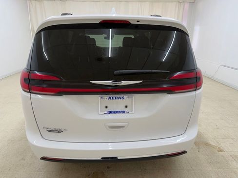 Used 2022 Chrysler Pacifica Touring-L FWD image 4